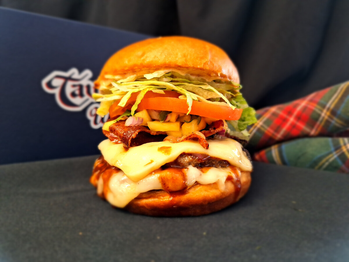 Spicy Hawaiian Burger Tavern United Transcona Le Burger Week 2023